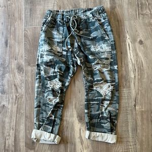 Camo Cropped Pants